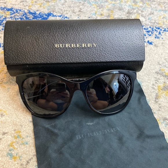 New in box Burberry Sunglasses - Picture 7 of 16